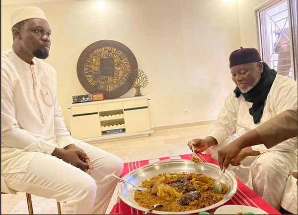 Cité Keur Gorgui : « Ce que Ousmane Sonko m’a dit autour du bol de ceebu yap » (Alioune Tine) Cité Keur Gorgui : « Ce que Ousmane Sonko m’a dit autour du bol de ceebu yap » (Alioune Tine)