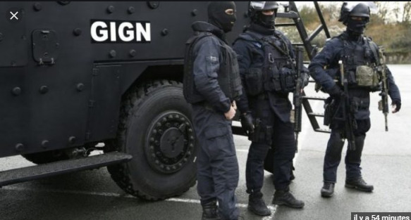 En partance pour le Tribunal, deux véhicules du cortège de Sonko touchés par la voiture du GIGN