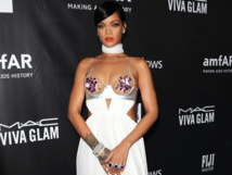 Rihanna : Robe fendue et décolleté osé au gala de l'amfar Rihanna : Robe fendue et décolleté osé au gala de l'amfar