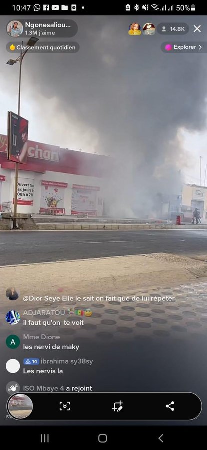 Procès Sonko : L’Auchan de Mermoz attaqué et brûlé (photos) Procès Sonko : L’Auchan de Mermoz attaqué et brûlé (photos)