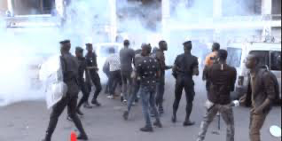 Violences policières : le journaliste de l’AFP Magatte Gaye raconte la «rafale de coups de poings et d’insultes» tombée sur lui