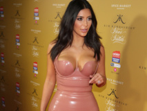Kim Kardashian : Divine dans une robe en latex...
