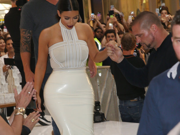 Kim Kardashian plus moulée que jamais dans sa nouvelle robe en latex