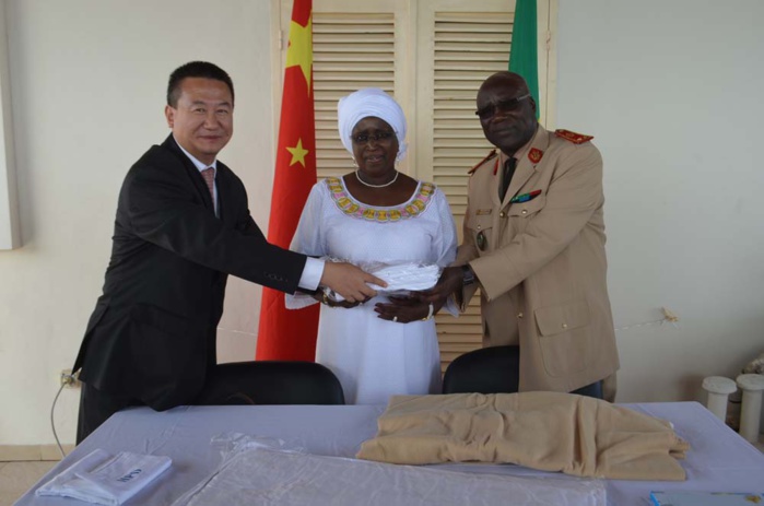 La Première Dame offre 25 millions de francs et un millier de draps  aux hôpitaux de Dakar