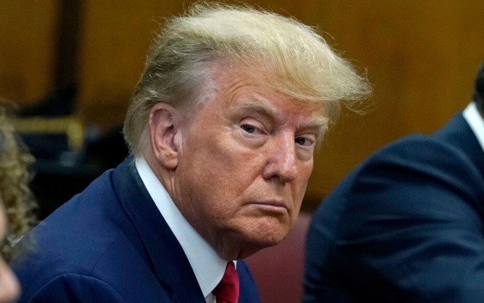 Trump accuse Macron de "lécher le cul" du président chinois Trump accuse Macron de "lécher le cul" du président chinois