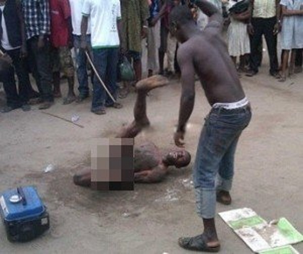 Un présumé homosexuel lynché par des jeunes