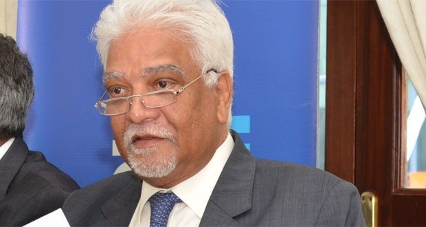 Jean Claude de l' Estrac, l' Ïle Maurice à la course pour l' OIF