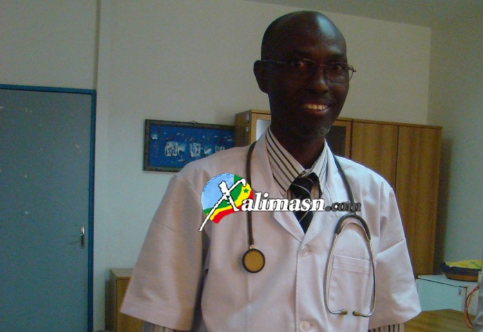 Pr Moussa Seydest le médecin qui a traité le jeune guinéen atteint d’Ebola Pr Moussa Seydest le médecin qui a traité le jeune guinéen atteint d’Ebola