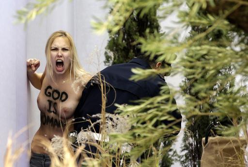 Une femen seins nus saisit la statuette de l'Enfant Jésus sur la place Saint-Pierre