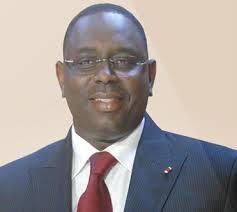 Macky Sall offre un bus de 30 places à l'As Pikine
