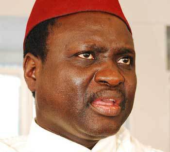 Le Maire de la Commune de Mbeuleukhé, Alioune Dia casque plus de 1 million FCFA pour les étudiants.