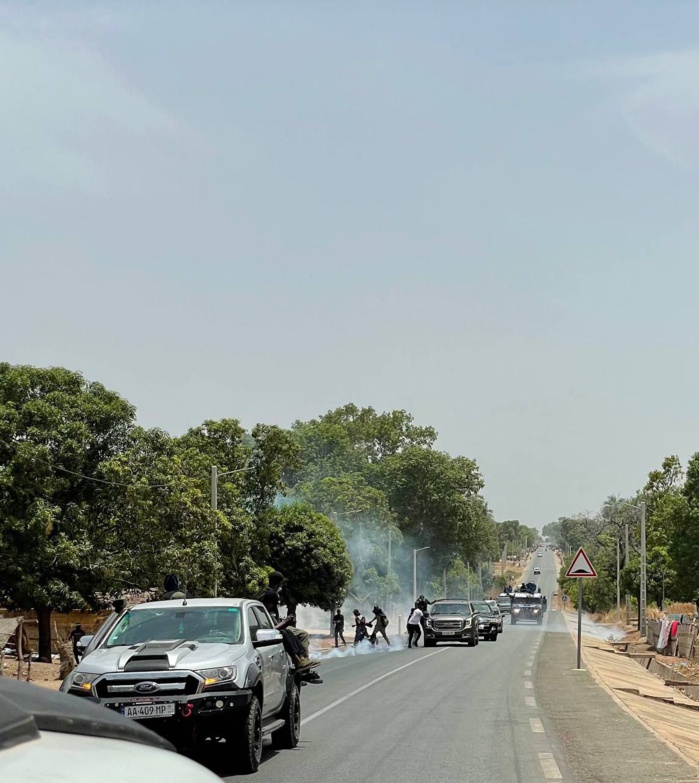 En route pour Diaobé, la « Caravane de la liberté » de Sonko suivie par des blindés des FDS et gazée