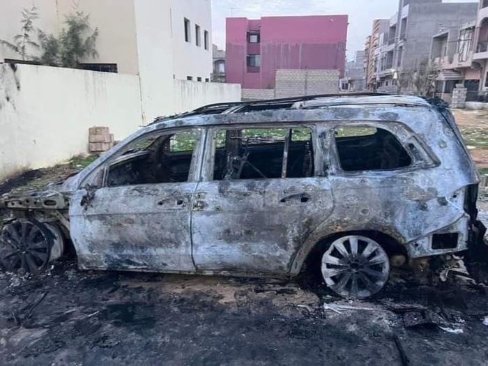 La voiture de Cheikh Bara Ndiaye incendiée La voiture de Cheikh Bara Ndiaye incendiée