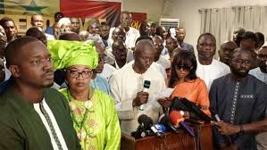 Cité Keur Gorgui: les leaders de F24 annoncés chez Ousmane Sonko Cité Keur Gorgui: les leaders de F24 annoncés chez Ousmane Sonko