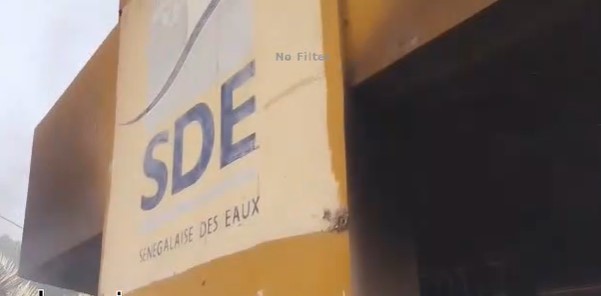 Marché bou bess (Guédiawaye): L’agence Sde incendiée (VIDEO)