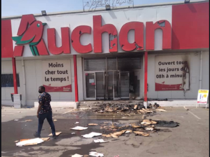 Auchan Mbour attaqué par des jeunes : Le stock de marchandises et le groupe électrogène incendiés Auchan Mbour attaqué par des jeunes : Le stock de marchandises et le groupe électrogène incendiés
