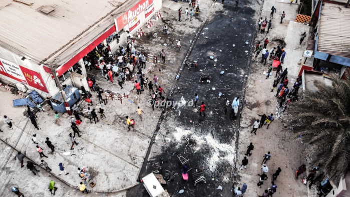 Saccage, pillage, incendie… : Gros coup dur pour Auchan et 300 travailleurs Saccage, pillage, incendie… : Gros coup dur pour Auchan et 300 travailleurs