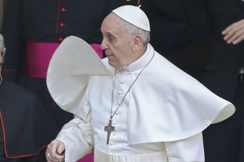 Le pape dénonce la violence fondamentaliste, de Paris au Moyen-Orient