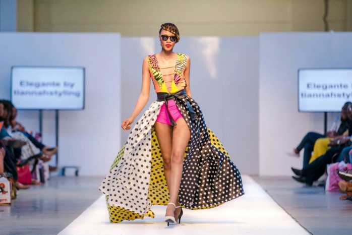 La Gambienne Régina Maneh ex miss d'Angleterre sur le podium.