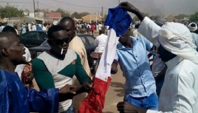 Caricatures du prophète Mohamed(PSL) : Le Drapeau de  la France  brûlé à Dakar