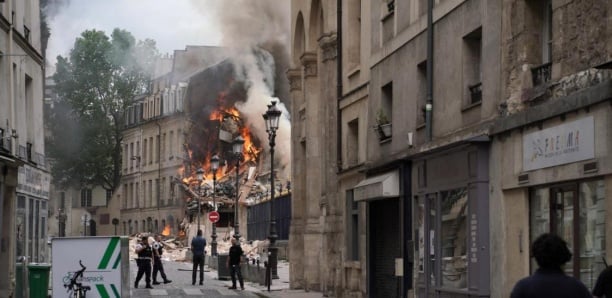 Important incendie en plein Paris, un immeuble en partie effondré