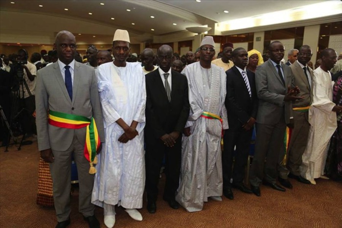 Passe de transport : Macky Sall offre 100.000 FCFA aux maires de l’(APR) Passe de transport : Macky Sall offre 100.000 FCFA aux maires de l’(APR)