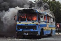Un bus incendié : Dakar dem dikk porte plainte contre les sortants de la Fastef