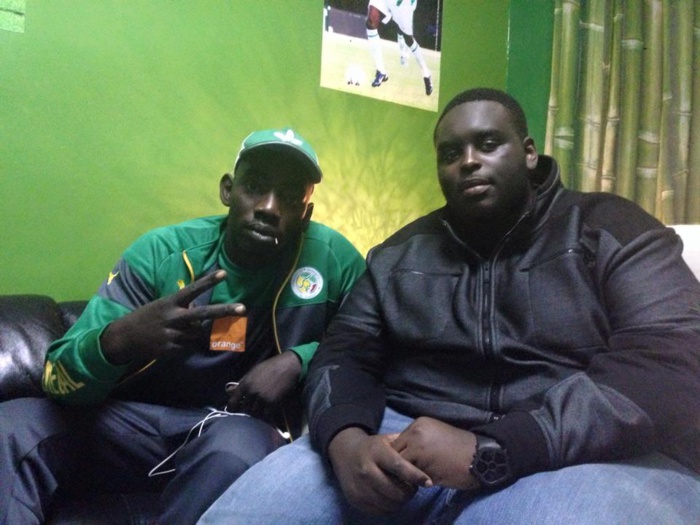 Niang "Bou Kharagne Lo" pose avec Amadou le fils du président Macky Sall