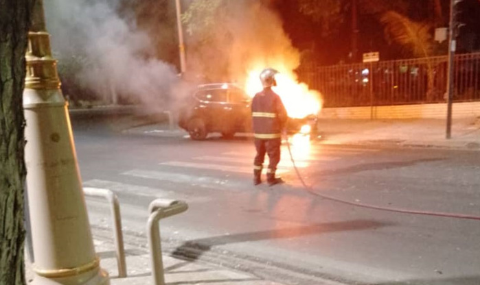 UNE VOITURE PREND FEU DEVANT LE PALAIS