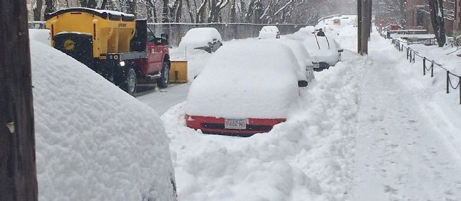 Etats-Unis : une tempête de neige paralyse New York