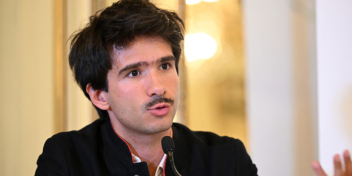 France: le gouvernement porte plainte contre Juan Branco pour « avoir mis en danger des fonctionnaires français au Sénégal »