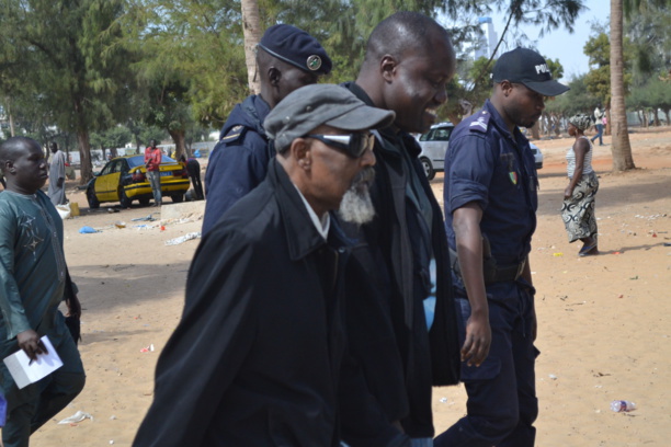 La police qui accupe depuis ce matin la place de l'Obélisque, vient d'arreter Pape Samba Mboup, Mouhamed Mansaly et l'ancien garde du corps de Madame viviane Wade. Nous reviendrons