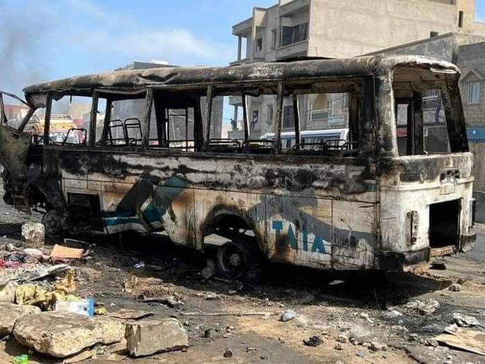 Yarakh deux morts, un bus TATA saccagé et brulé Yarakh deux morts, un bus TATA saccagé et brulé