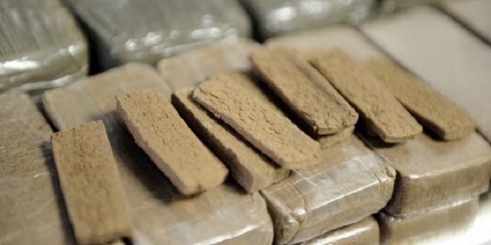 Un étudiant coffré pour un colis de 8 barres de haschisch provenant du Maroc Un étudiant coffré pour un colis de 8 barres de haschisch provenant du Maroc