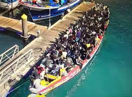 Îles Canaries: Deux convois de 156 migrants dont une femme et un bébé, partis du Sénégal débarquent à Ténérife et à El Hierro