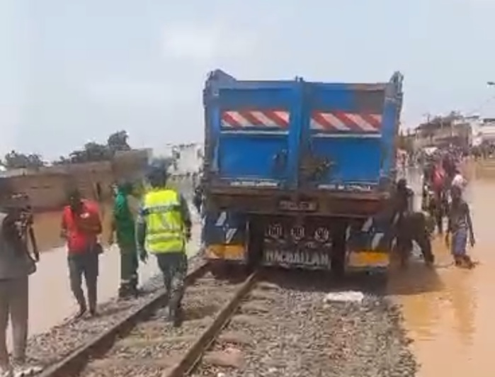 Darou Marnane (Touba) : Un camion tombe en panne sur les rails Darou Marnane (Touba) : Un camion tombe en panne sur les rails