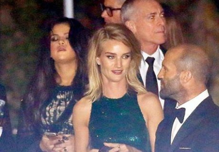 Selena Gomez : ivre, elle s'écroule à la sortie des Oscars Selena Gomez : ivre, elle s'écroule à la sortie des Oscars