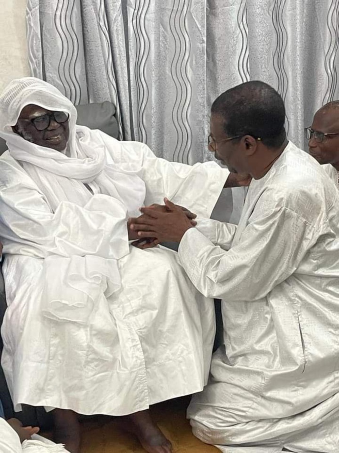 Mary Teuw Niane a présenté à Serigne Mountakha son projet de refondation du système éducatif Mary Teuw Niane a présenté à Serigne Mountakha son projet de refondation du système éducatif