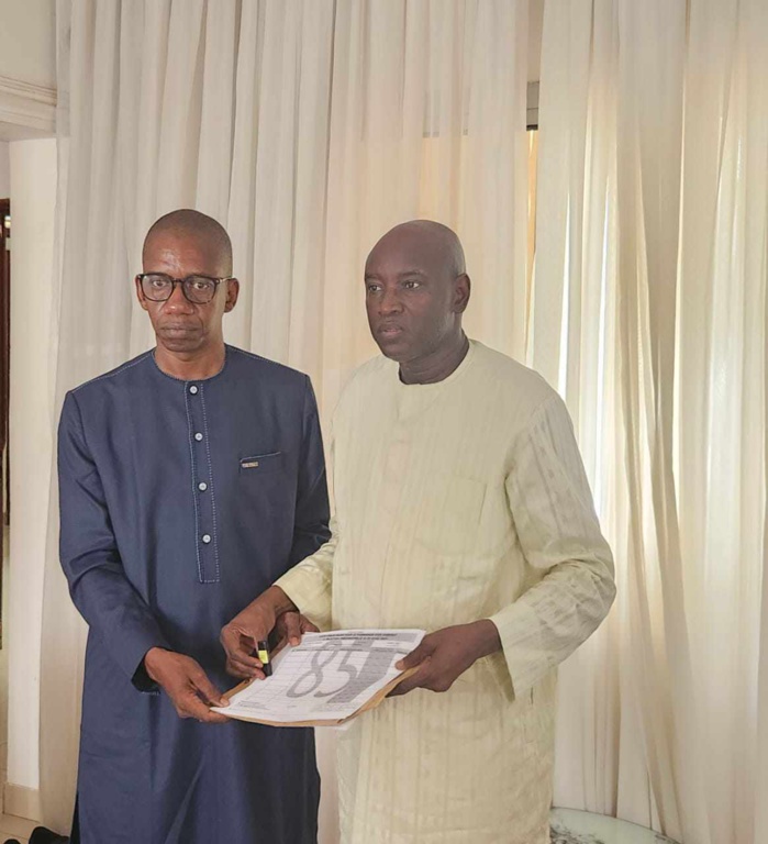 Aly Ngouille reçoit ses fiches de parrainage et invite « les militants et sympathisants à la mobilisation » Aly Ngouille reçoit ses fiches de parrainage et invite « les militants et sympathisants à la mobilisation »