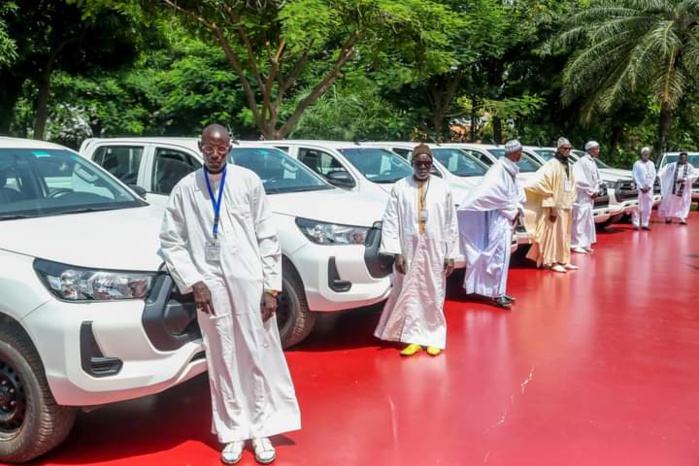 Macky Sall offre des véhicules à des chefs de village Macky Sall offre des véhicules à des chefs de village
