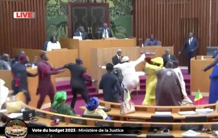 Assemblée nationale : Encore un député frappé en pleine séance