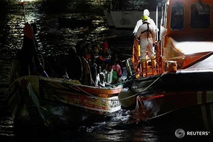 Une pirogue partie du Sénégal avec 232 personnes a accosté ce samedi à El Hierro: 2 décès et 9 migrants évacués à l’hôpital Une pirogue partie du Sénégal avec 232 personnes a accosté ce samedi à El Hierro: 2 décès et 9 migrants évacués à l’hôpital