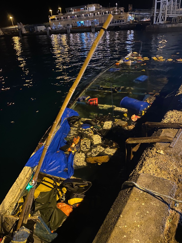 L’arrivée surréaliste de 95 migrants partis du Sénégal dont 3 femmes, 8 enfants et un bébé aux Îles Canaries