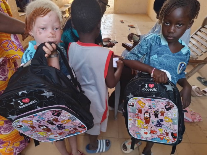 Journée de partage à Thies avec les jumelles albinos: Dons de crèmes solaires, vivres et inscriptions à l'école coranique. Merci à tous Journée de partage à Thies avec les jumelles albinos: Dons de crèmes solaires, vivres et inscriptions à l'école coranique. Merci à tous