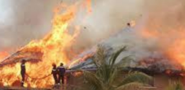 Incendie à Bantaco : 30 cases réduites en cendres après l'explosion d'une batterie