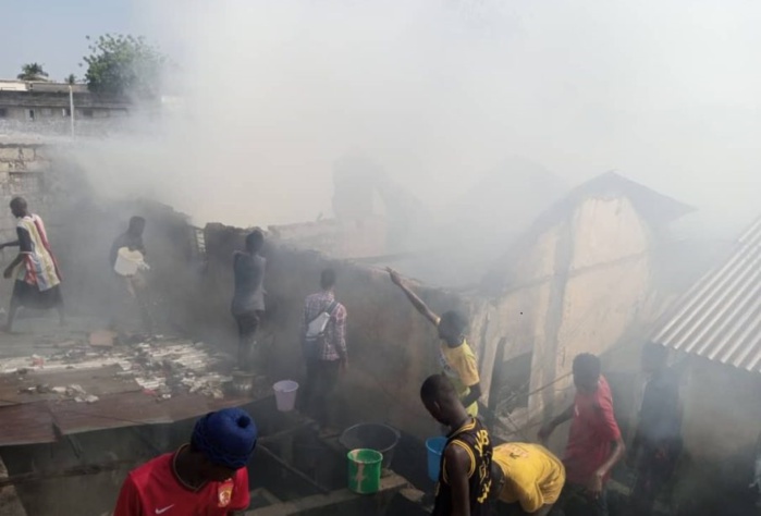 Incendie au marché Boucotte : des magasins ravagés sur un rayon de 4.000 mètres carrés (secours) Incendie au marché Boucotte : des magasins ravagés sur un rayon de 4.000 mètres carrés (secours)