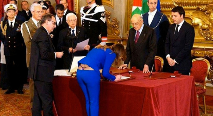Maria Boschi, le ministre pour les réformes constitutionnelles de l'Italie en montre un peu plus que prévu