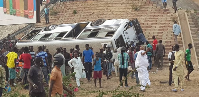 Petit Mbao: un véhicule « Tata » se renverse et fait 1 mort Petit Mbao: un véhicule « Tata » se renverse et fait 1 mort