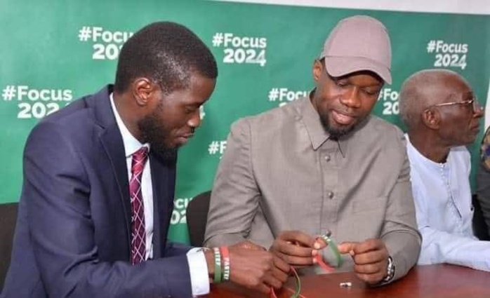 Ousmane Sonko et Bassirou Diomaye Faye ont déposé leurs dossiers de candidature au Conseil constitutionnel Ousmane Sonko et Bassirou Diomaye Faye ont déposé leurs dossiers de candidature au Conseil constitutionnel