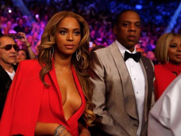 Le décolleté vertigineux de Beyoncé au combat de boxe du siècle